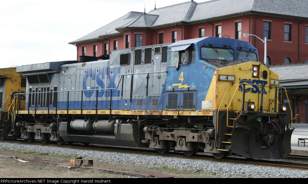 CSX 4 leads a train northbound